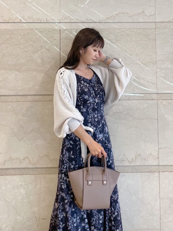 ブルー系のワンピース、ホワイト系のカーディガン/ボレロ、ブラック系のサンダルを着用したレディースの夏コーディネートの2枚目の写真