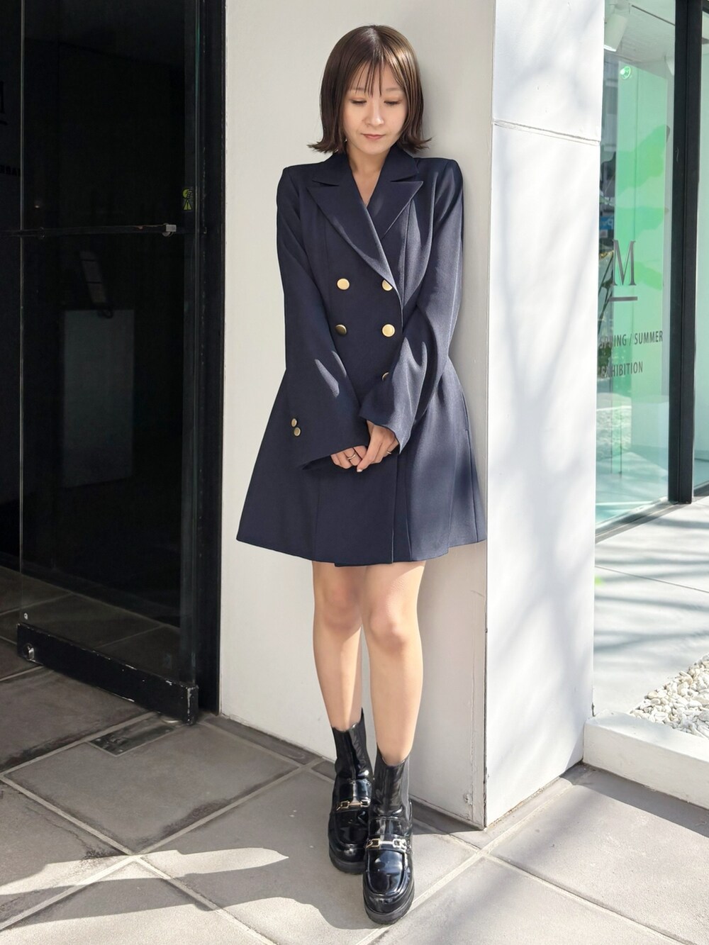 ブルー系のワンピース、ブラック系のブーツを着用したレディースの春コーディネートの6枚目の写真