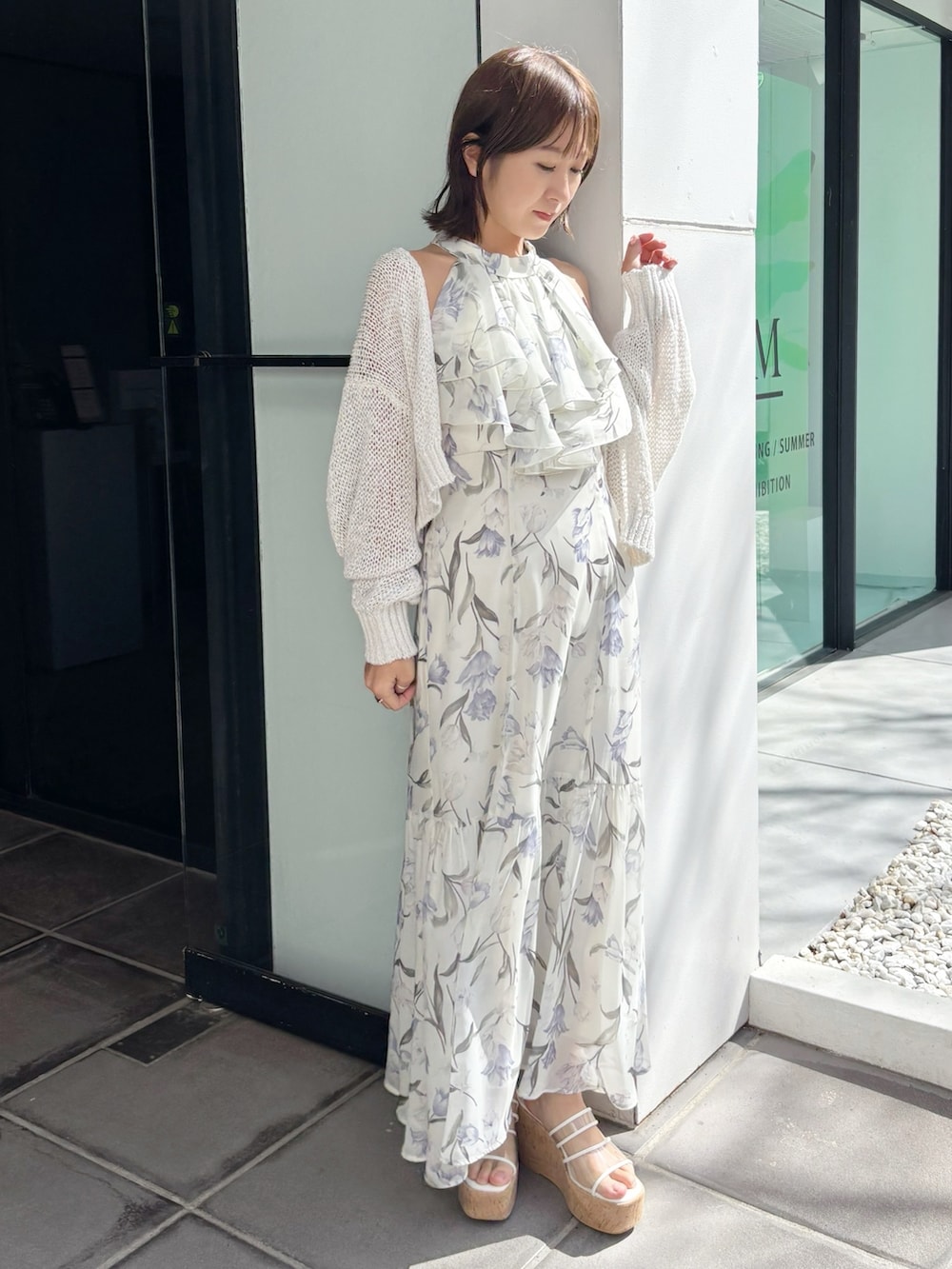 ホワイト系のワンピース、その他のサンダル、ホワイト系のカーディガン/ボレロを着用したレディースの春コーディネートの4枚目の写真