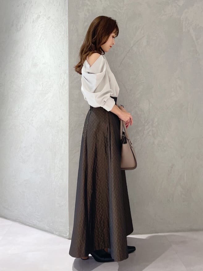 グリーン系のシャツ/ブラウス、ブラウン系のスカート、ブラック系のサンダルを着用したレディースの夏コーディネートの4枚目の写真