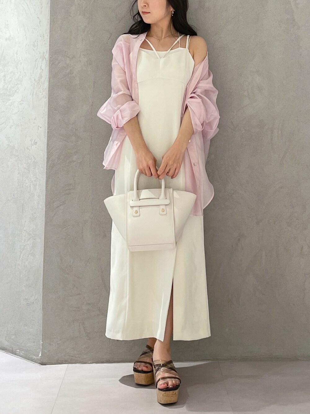 ホワイト系のワンピース、ピンク系のシャツ/ブラウス、ホワイト系のトートバッグを着用したレディースの春コーディネートの4枚目の写真