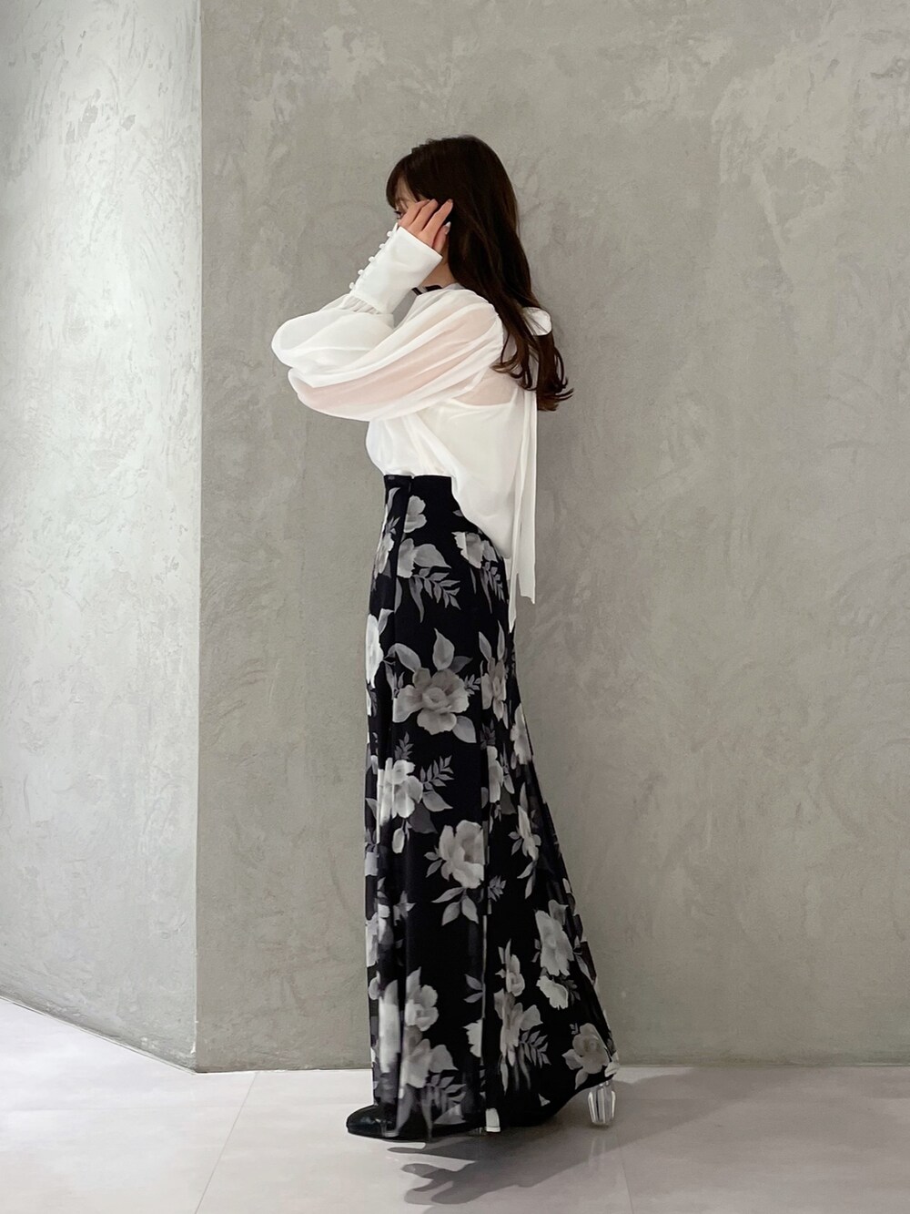 ブラック系のスカート、ホワイト系のシャツ/ブラウスを着用したレディースの冬コーディネートの5枚目の写真