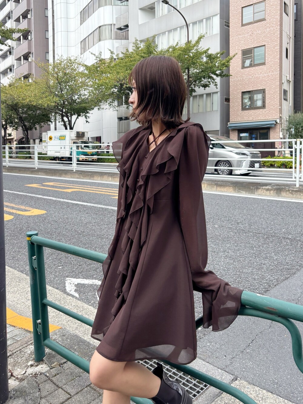 ブラウン系のワンピース、ブラウン系のブーツを着用したレディースの秋コーディネートの6枚目の写真