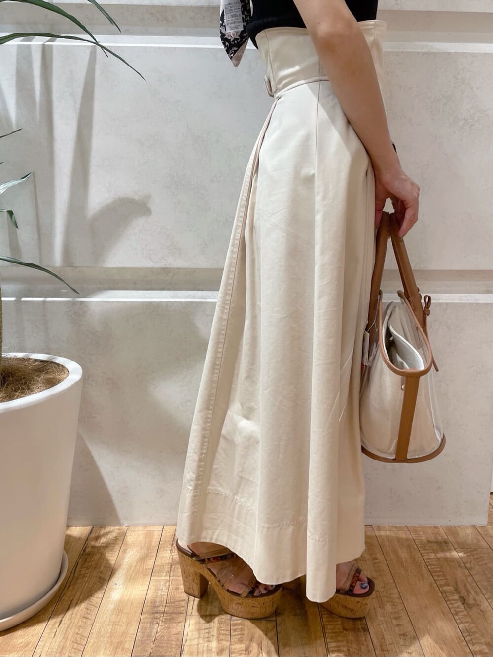 ホワイト系のスカート、ブラック系のニット/セーターを着用したレディースの夏コーディネートの5枚目の写真