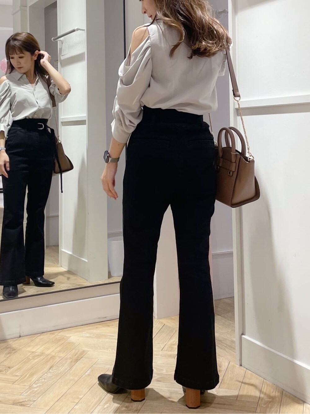 ブラック系のデニムパンツ、グリーン系のシャツ/ブラウス、ブラック系のサンダルを着用したレディースの夏コーディネートの3枚目の写真