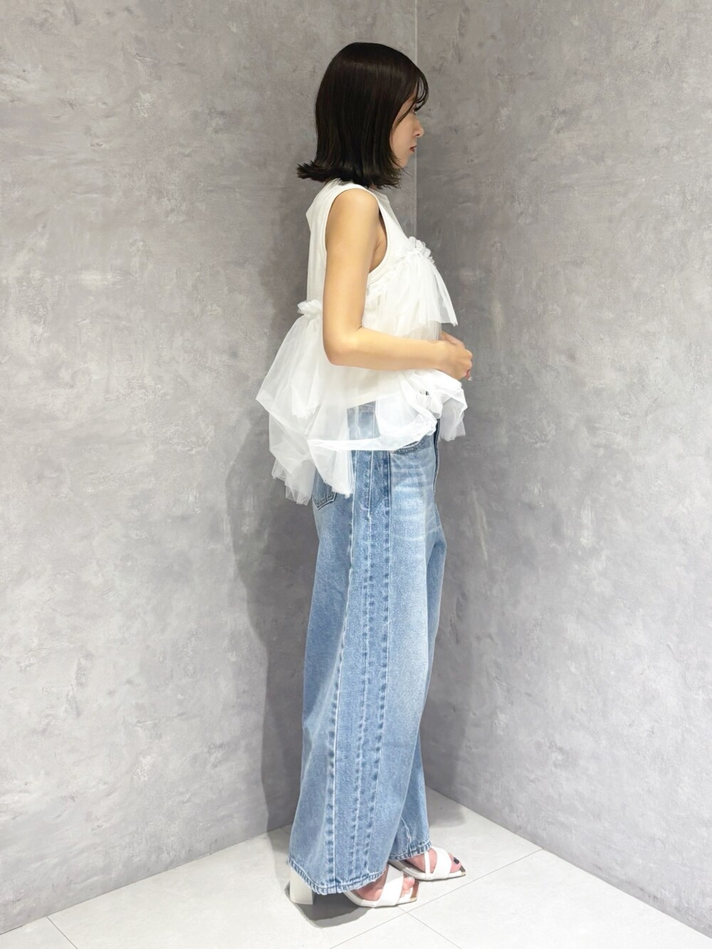ホワイト系のTシャツ/カットソー、ブルー系のデニムパンツを着用したレディースの夏コーディネートの5枚目の写真