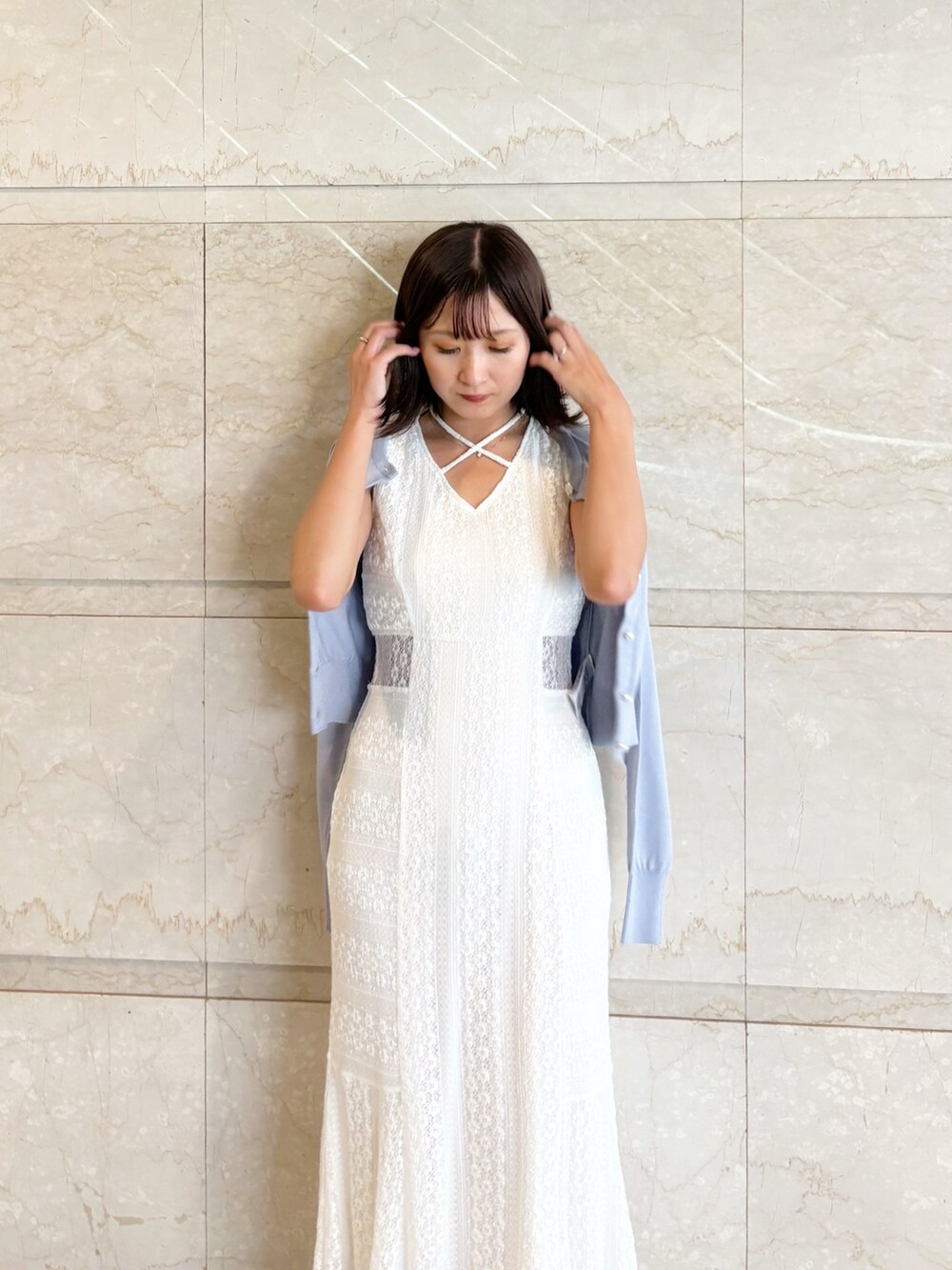 ホワイト系のワンピース、ブラウン系のサンダル、ブルー系のカーディガン/ボレロを着用したレディースの夏コーディネートの8枚目の写真