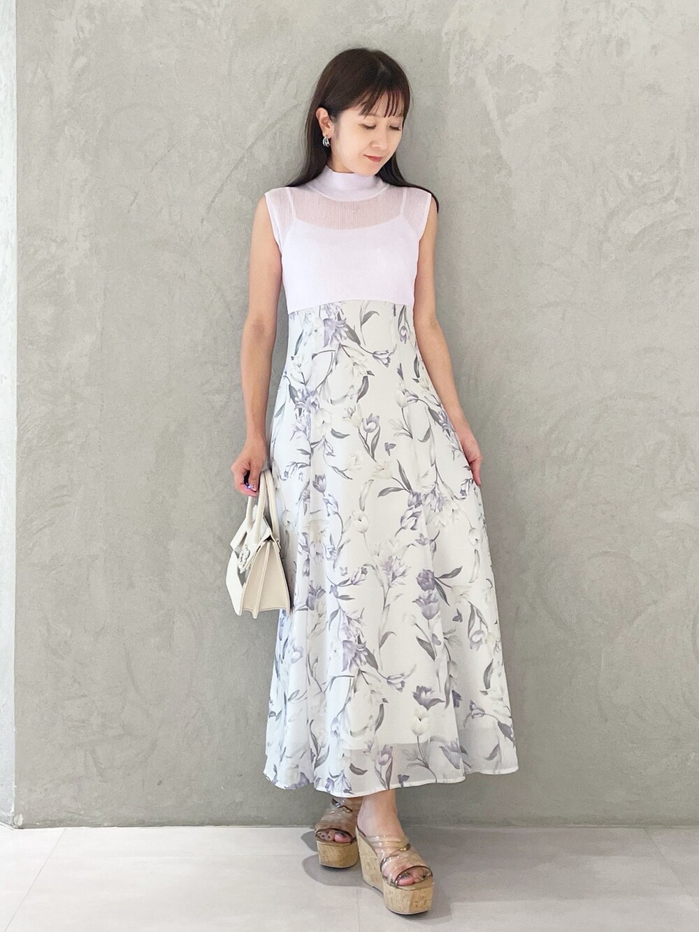 パープル系のワンピース、ブラウン系のサンダル、ベージュ系のショルダーバッグを着用したレディースの夏コーディネートの5枚目の写真