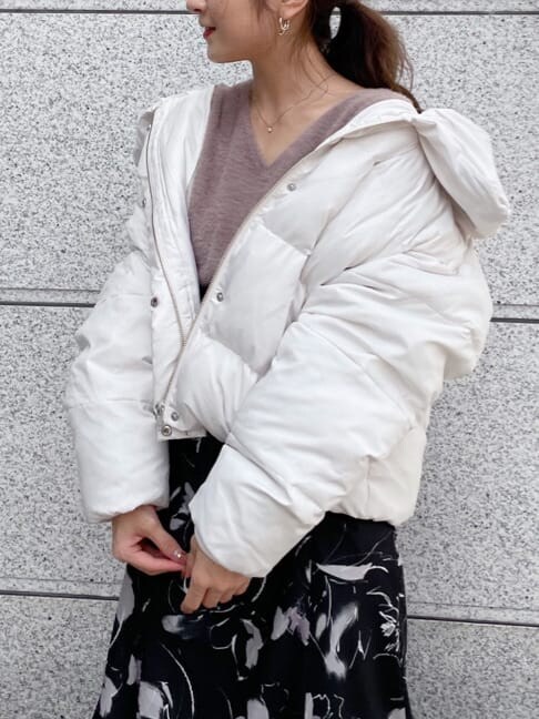 ブラウン系のニット/セーター、ブラック系のスカート、ブラウン系のその他シューズを着用したレディースの秋コーディネートの2枚目の写真