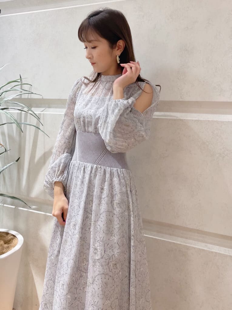 ベージュ系のその他シューズ、ベージュ系のトレンチコート、ブルー系のワンピースを着用したレディースの冬コーディネートの8枚目の写真