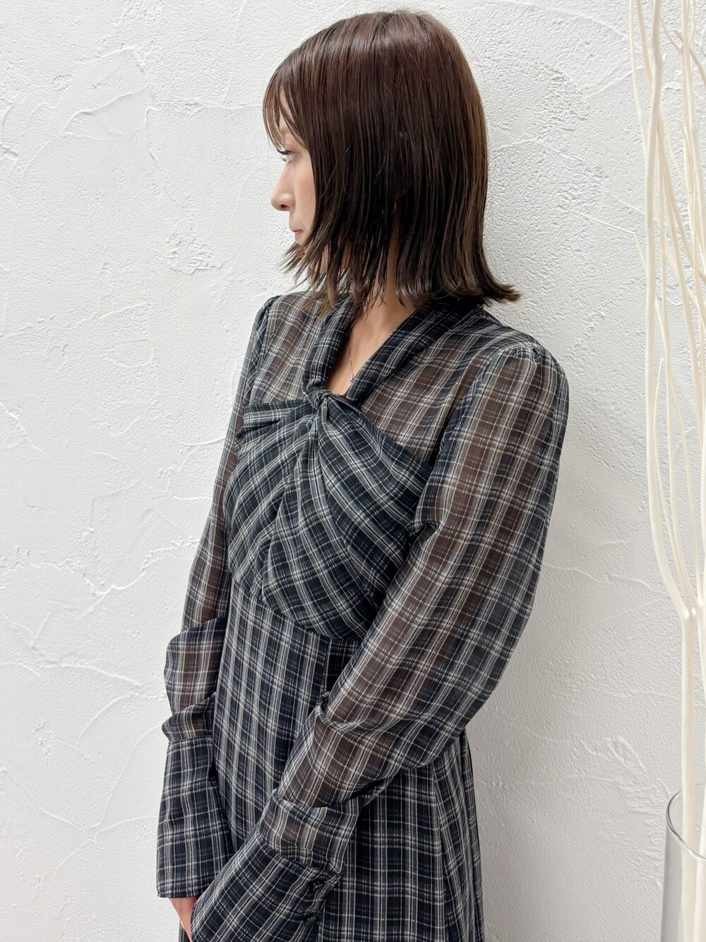 ブラック系のワンピース、ブラック系のブーツを着用したレディースの秋コーディネートの8枚目の写真