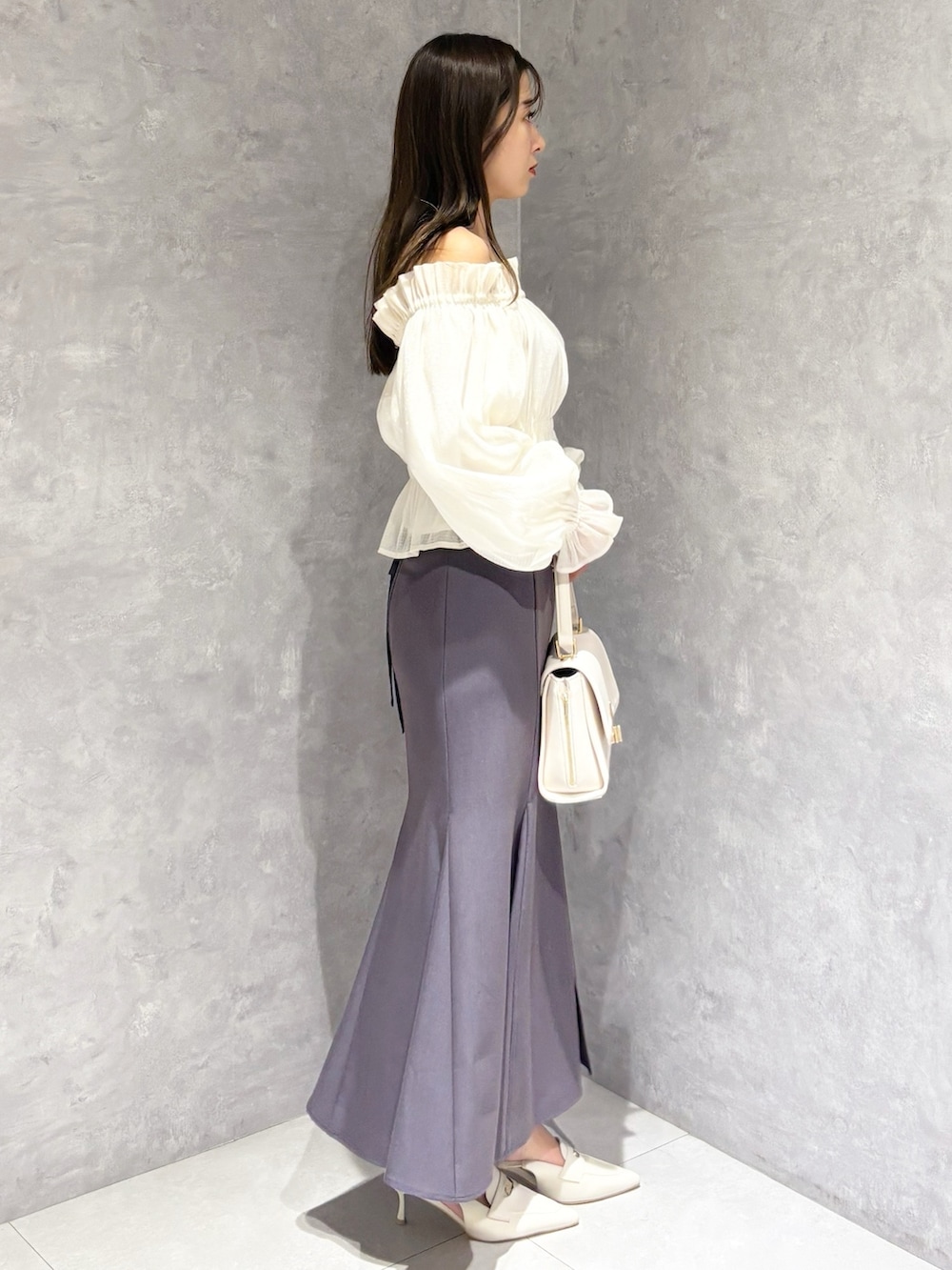 ホワイト系のハンドバッグ、ホワイト系のパンプス、ホワイト系のシャツ/ブラウスを着用したレディースの春コーディネートの4枚目の写真