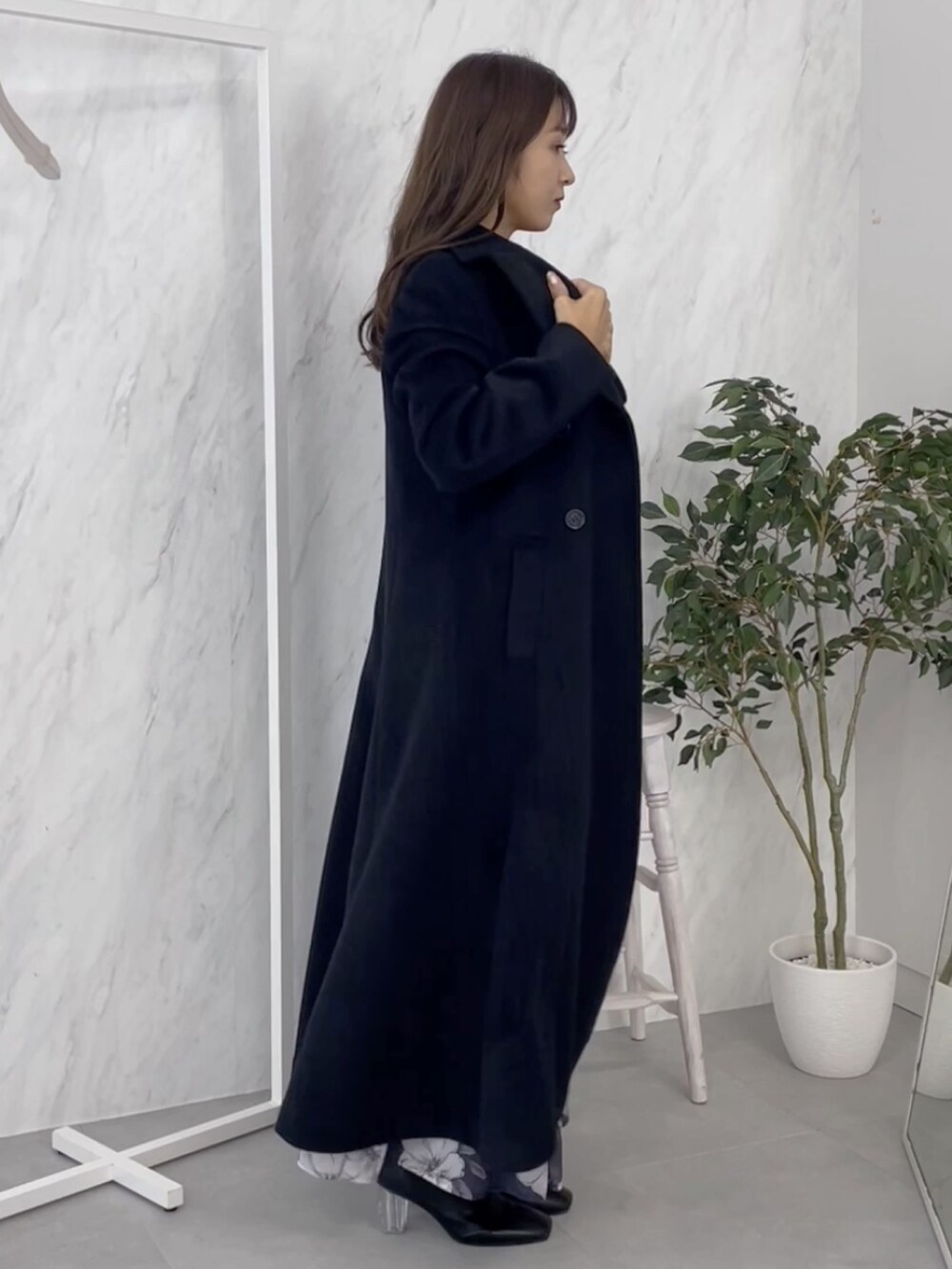 ブラック系のその他アウター、グレー系のワンピースを着用したレディースの夏コーディネートの3枚目の写真