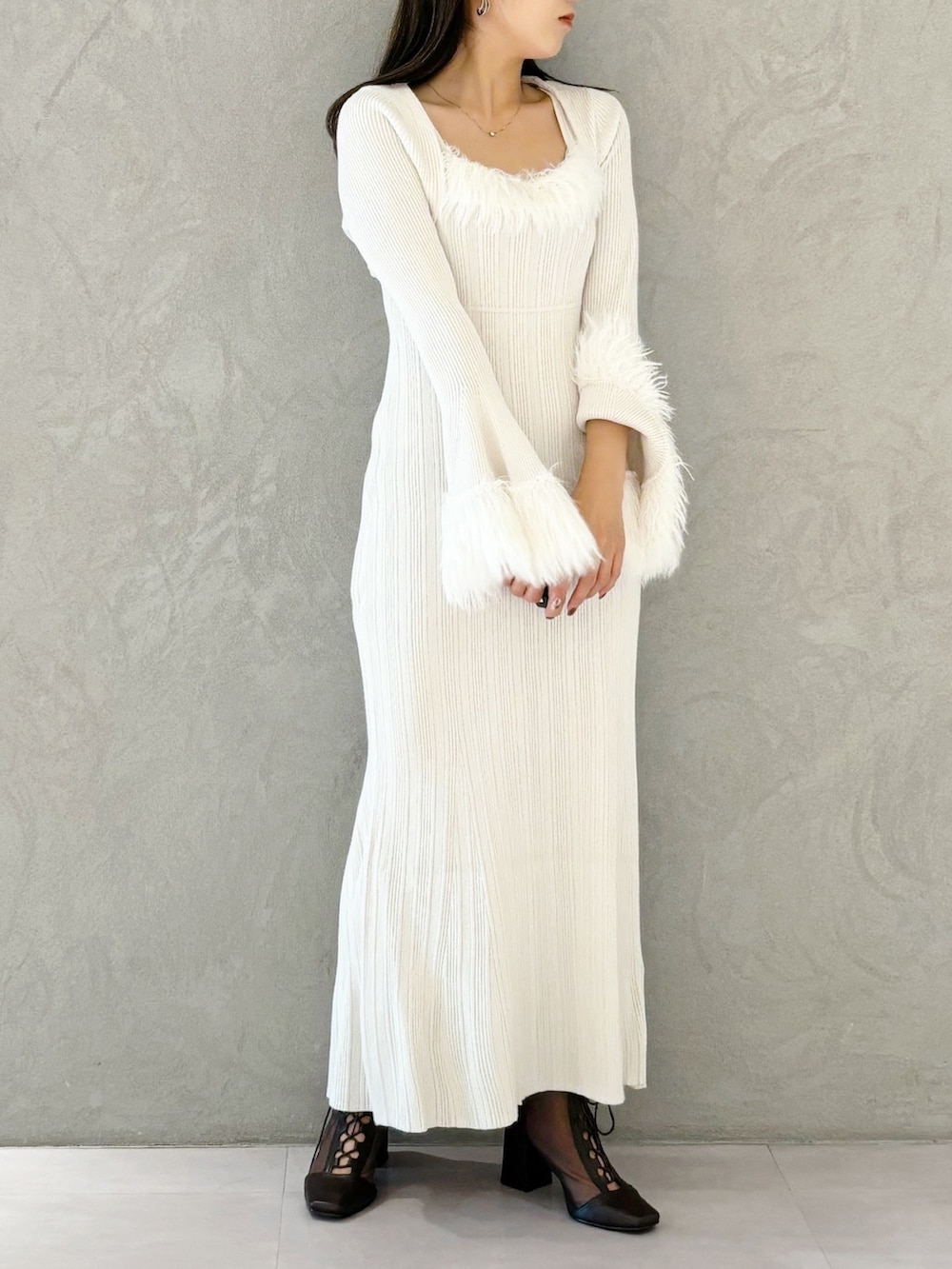 ブラウン系のブーツ、ホワイト系のワンピースを着用したレディースの秋コーディネートの6枚目の写真