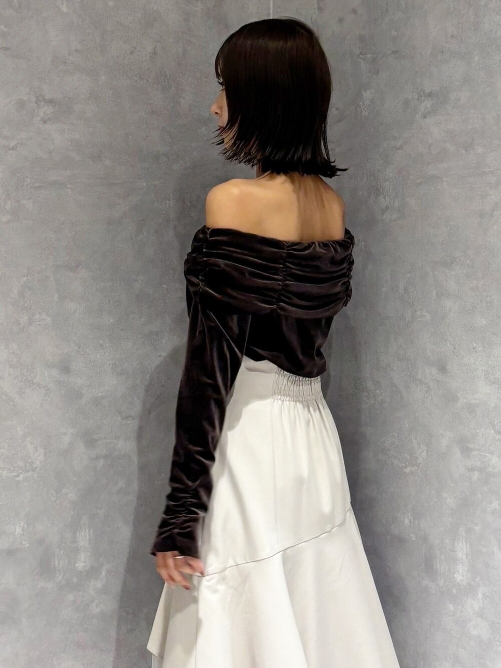 ベージュ系のスカート、ブラウン系のブーツ、ブラウン系のTシャツ/カットソーを着用したレディースの秋コーディネートの3枚目の写真