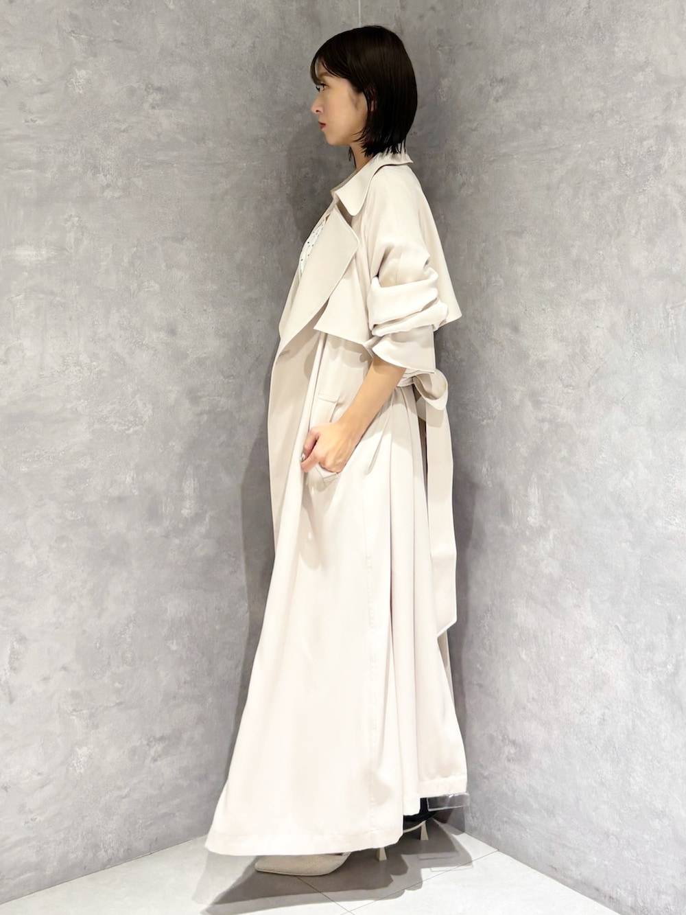 ホワイト系のシャツ/ブラウス、ブルー系のデニムパンツ、ホワイト系のトレンチコートを着用したレディースの春コーディネートの4枚目の写真