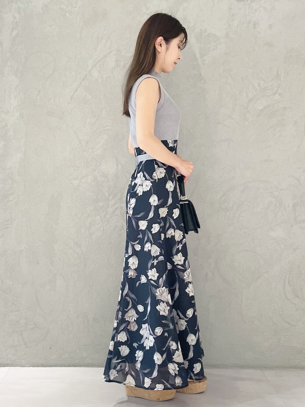 ブラウン系のサンダル、ブラック系のハンドバッグ、ブルー系のワンピースを着用したレディースの春コーディネートの5枚目の写真