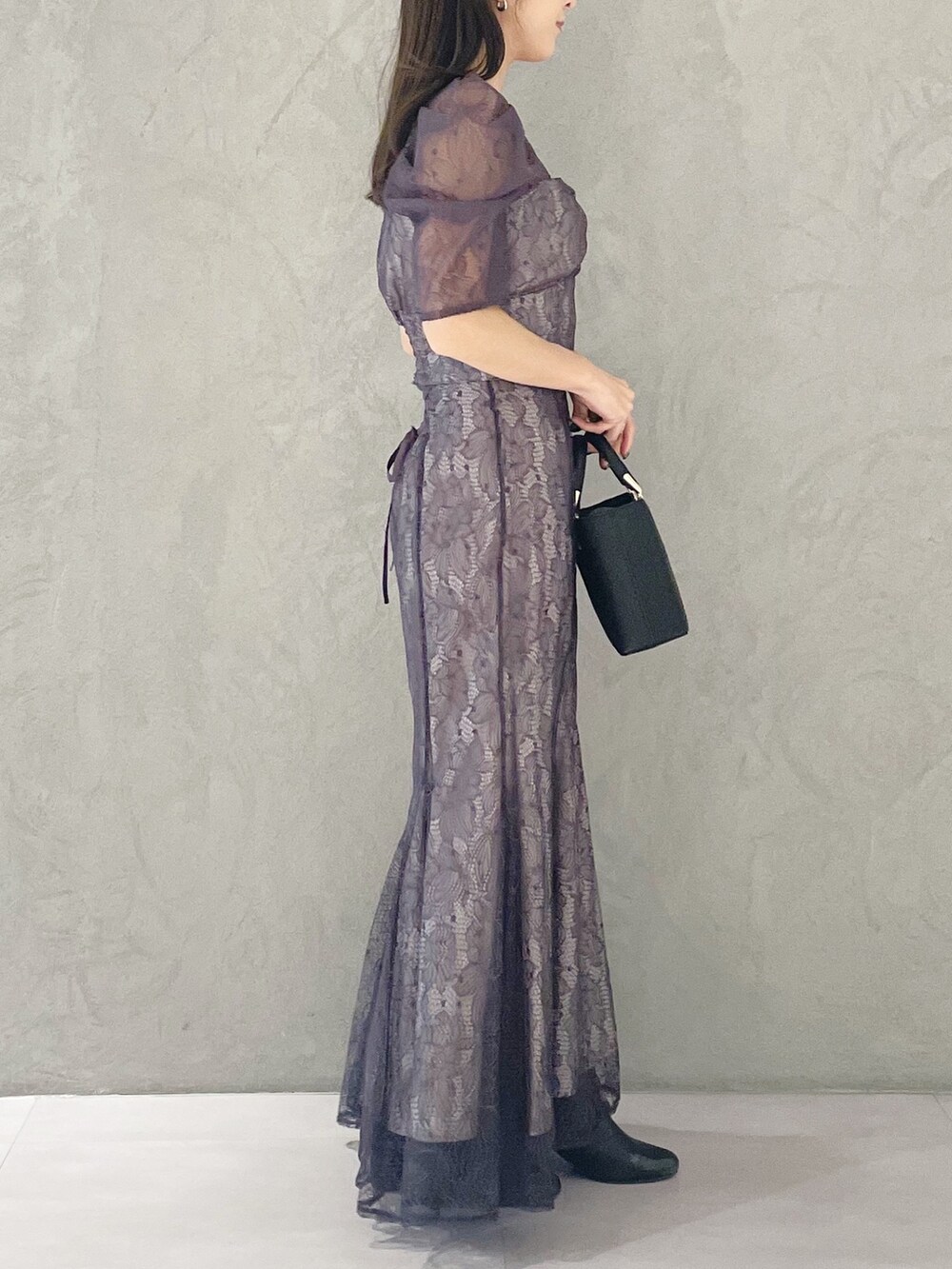 パープル系のシャツ/ブラウス、ブラック系のハンドバッグ、ブラック系のブーツを着用したレディースの冬コーディネートの3枚目の写真