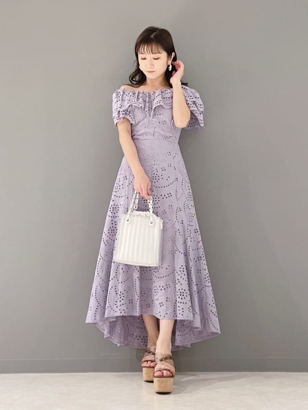 パープル系のシャツ/ブラウス、パープル系のスカート、ホワイト系のハンドバッグを着用したレディースの春コーディネートの10枚目の写真