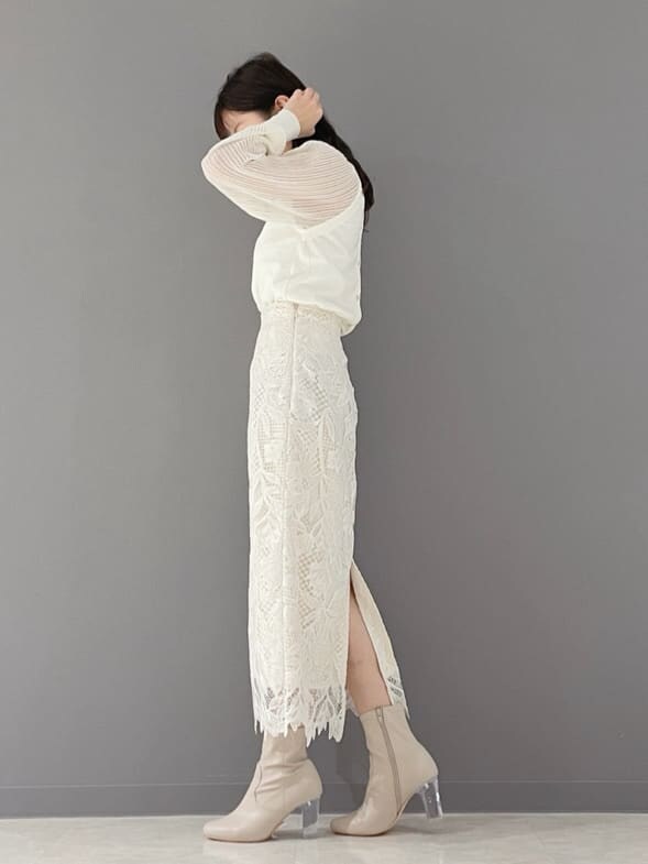 ベージュ系のその他シューズ、ホワイト系のスカート、グレー系のトレンチコートを着用したレディースの春コーディネートの5枚目の写真