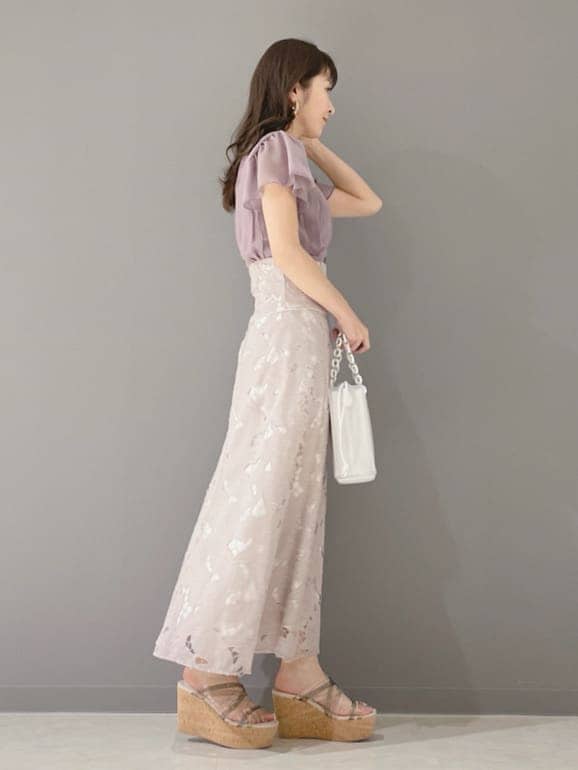 ホワイト系のハンドバッグ、グリーン系のサンダル、ピンク系のワンピースを着用したレディースの春コーディネートの8枚目の写真