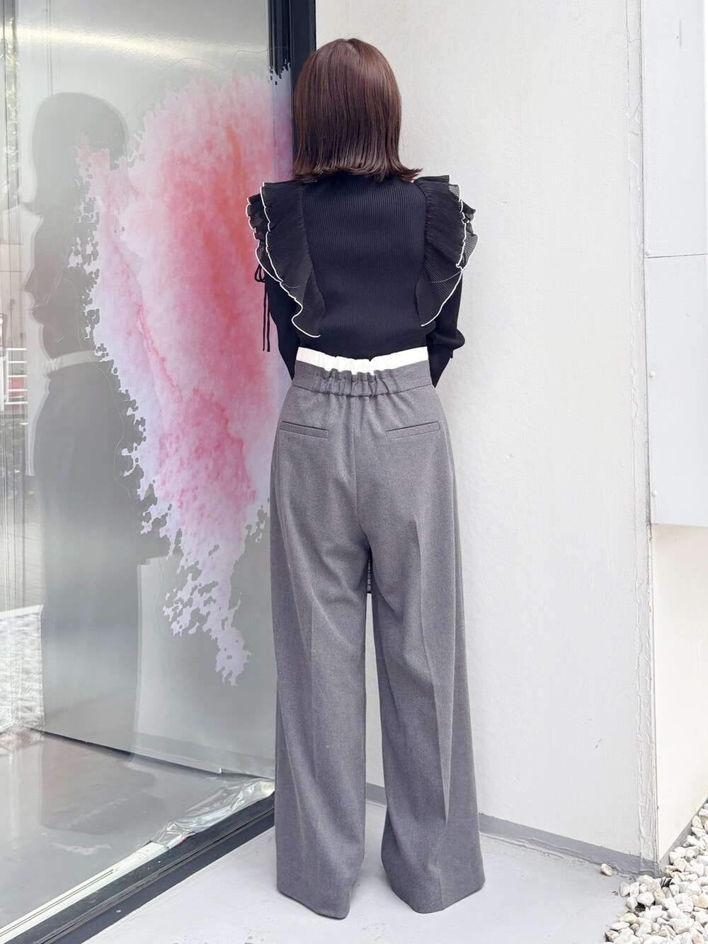 グレー系のその他パンツ、グレー系のパンプス、ブラック系のハンドバッグを着用したレディースの秋コーディネートの4枚目の写真