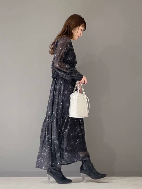 ブラック系のワンピース、ブラック系のその他シューズ、グレー系のトレンチコートを着用したレディースの冬コーディネートの10枚目の写真