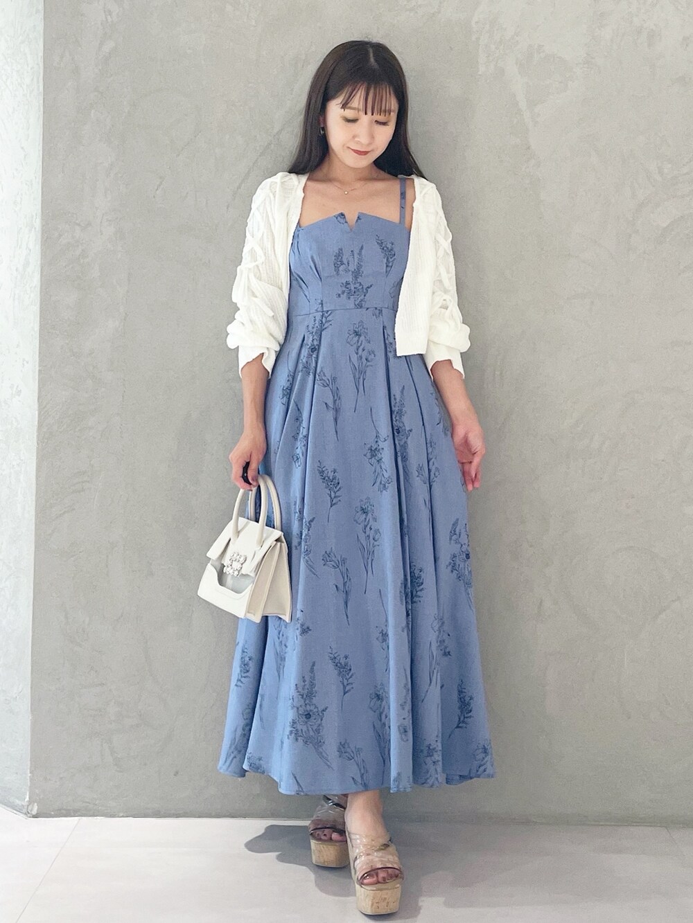 ブルー系のワンピース、ブラウン系のサンダル、ベージュ系のショルダーバッグを着用したレディースの夏コーディネートの4枚目の写真