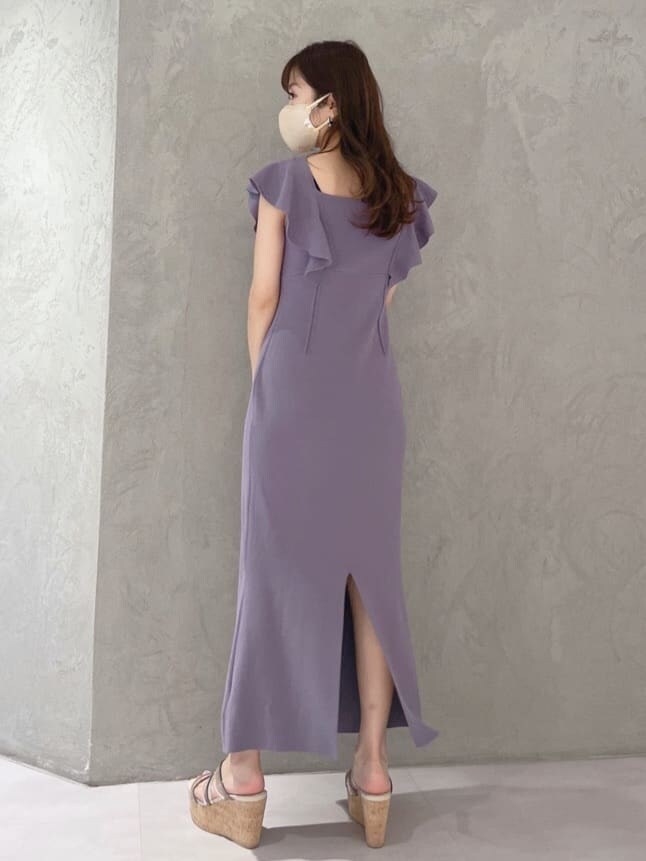 ホワイト系のショルダーバッグ、グリーン系のサンダル、パープル系のワンピースを着用したレディースの春コーディネートの7枚目の写真