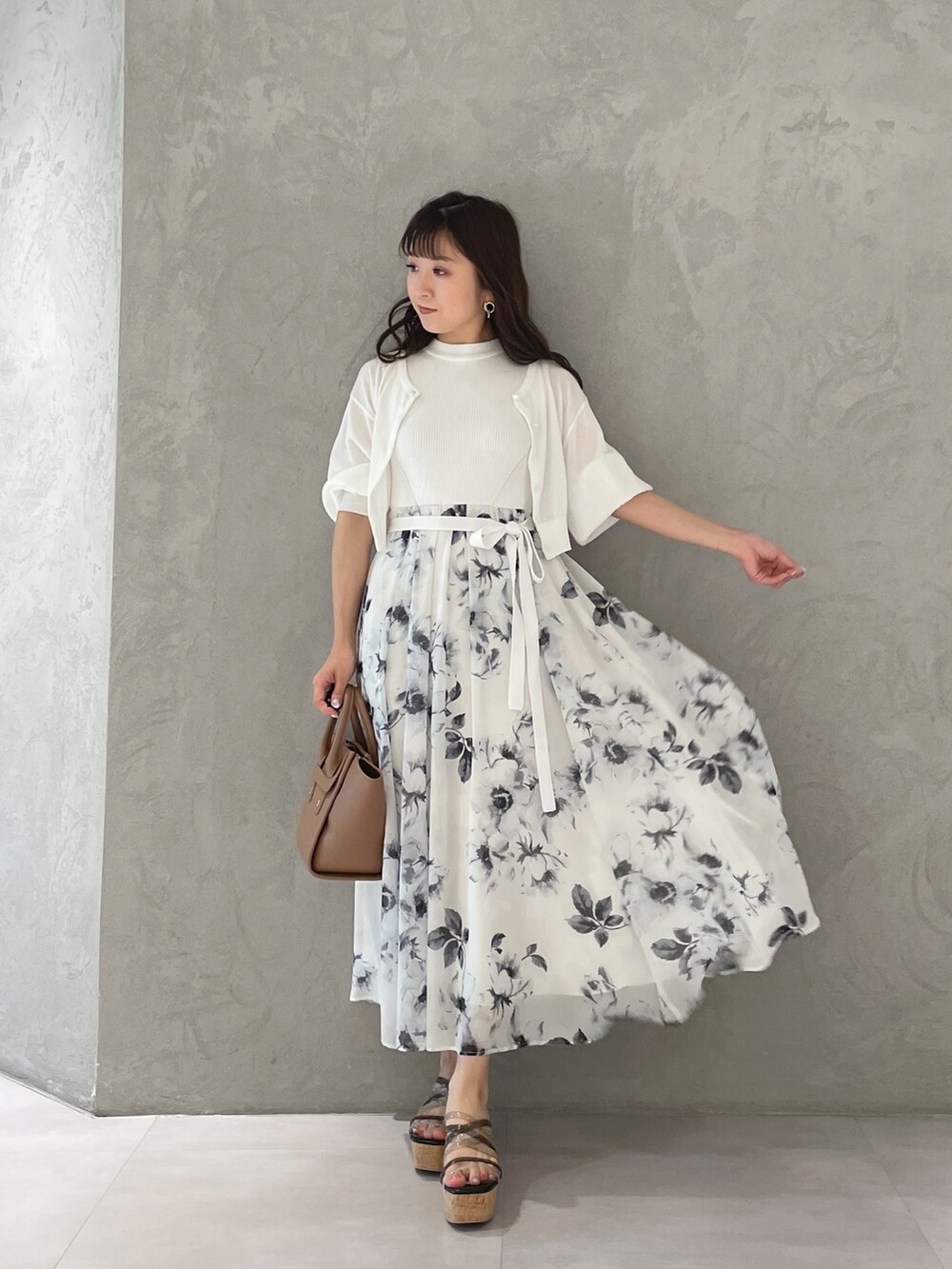 ホワイト系のワンピース、ブラック系のサンダル、ブラウン系のトートバッグを着用したレディースの夏コーディネートの5枚目の写真