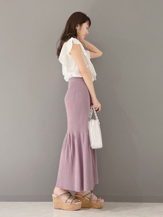 ホワイト系のハンドバッグ、ホワイト系のニット/セーター、グリーン系のサンダルを着用したレディースの春コーディネートの7枚目の写真