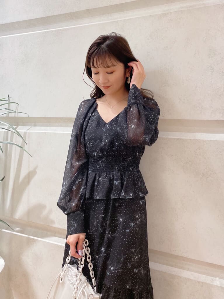 ブラック系のワンピース、ブラック系のその他シューズ、グレー系のトレンチコートを着用したレディースの冬コーディネートの7枚目の写真