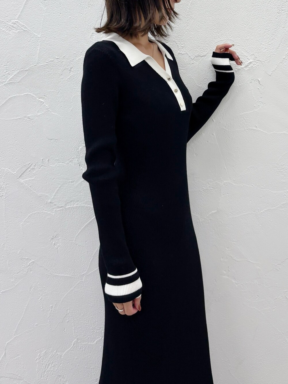 ブラック系のワンピース、ブラック系のブーツを着用したレディースの秋コーディネートの3枚目の写真