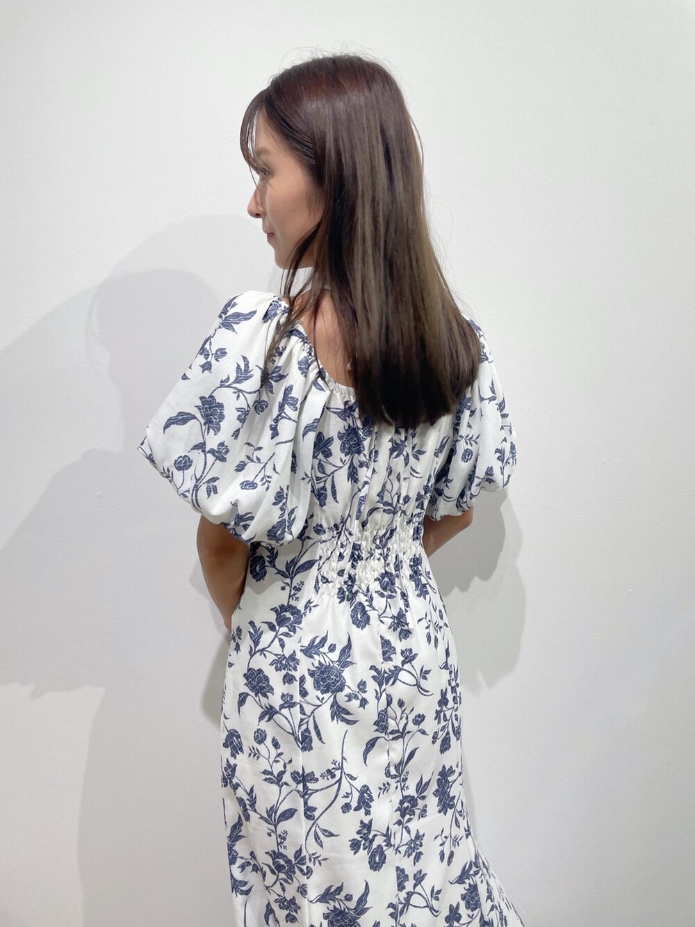 ホワイト系のワンピース、その他のサンダルを着用したレディースの夏コーディネートの2枚目の写真