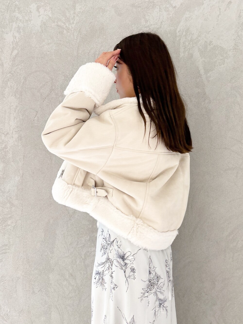 ブラック系のワンピース、ブラック系のブーツ、ホワイト系のハンドバッグを着用したレディースの秋コーディネートの4枚目の写真