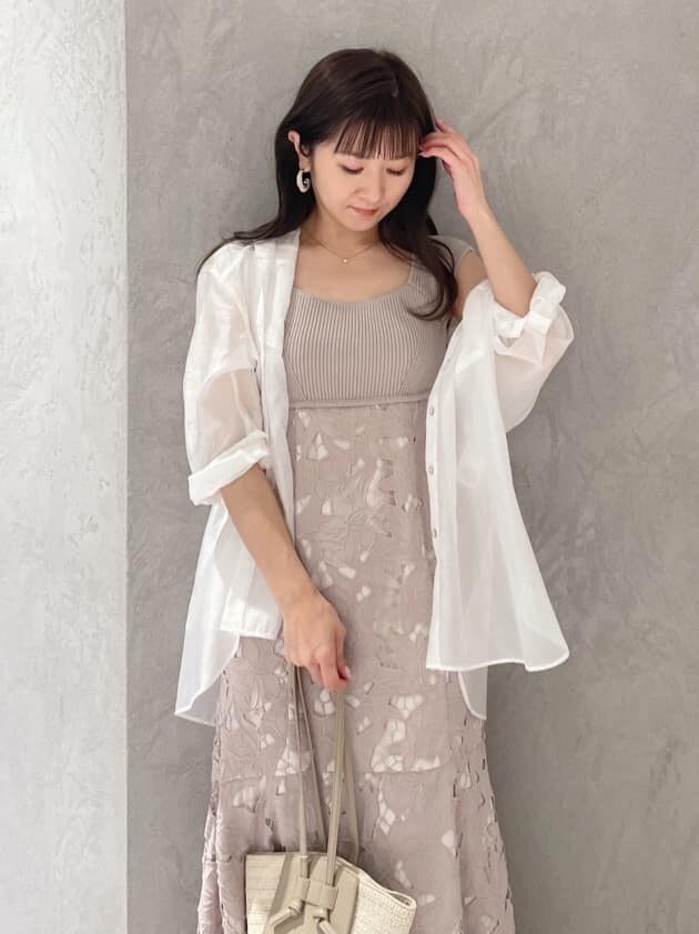 ベージュ系のサンダル、ホワイト系のシャツ/ブラウス、ベージュ系のトートバッグを着用したレディースの春コーディネートの2枚目の写真