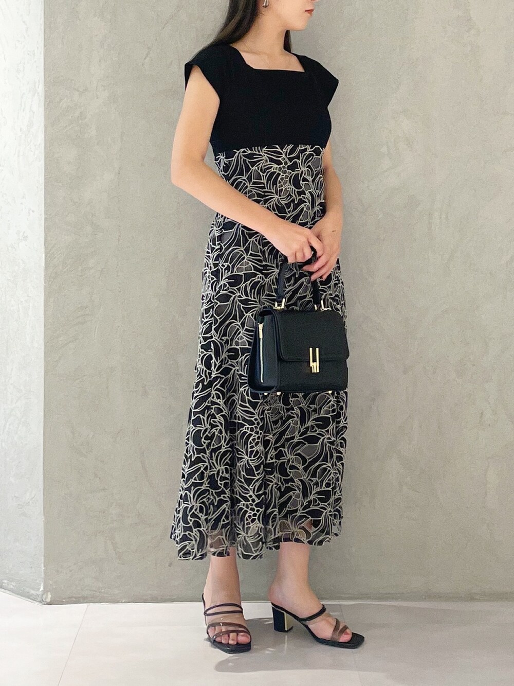 ブラック系のサンダル、ブラック系のショルダーバッグ、ブラック系のワンピースを着用したレディースの夏コーディネートの4枚目の写真