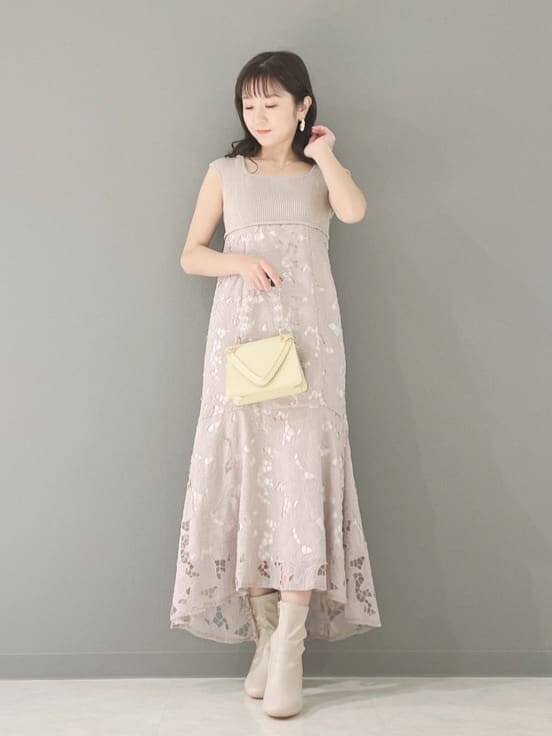 ベージュ系のその他シューズ、イエロー系のショルダーバッグ、ベージュ系のワンピースを着用したレディースの春コーディネートの9枚目の写真