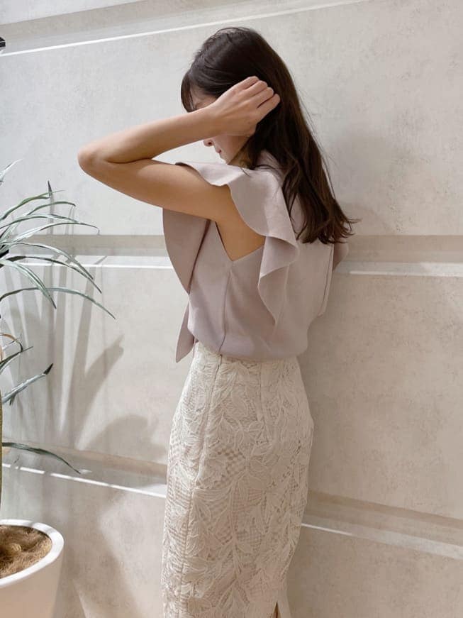 ホワイト系のスカート、ピンク系のショルダーバッグ、グリーン系のサンダルを着用したレディースの春コーディネートの7枚目の写真