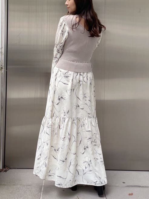 ホワイト系のワンピース、ブラック系のブーツを着用したレディースの秋コーディネートの7枚目の写真