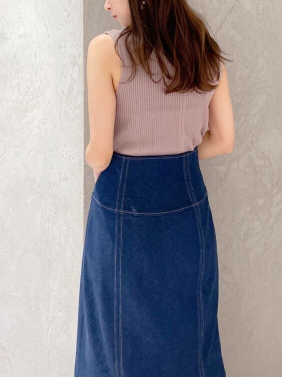 ベージュ系のサンダル、ブラック系のトートバッグ、グレー系のニット/セーターを着用したレディースの春コーディネートの7枚目の写真