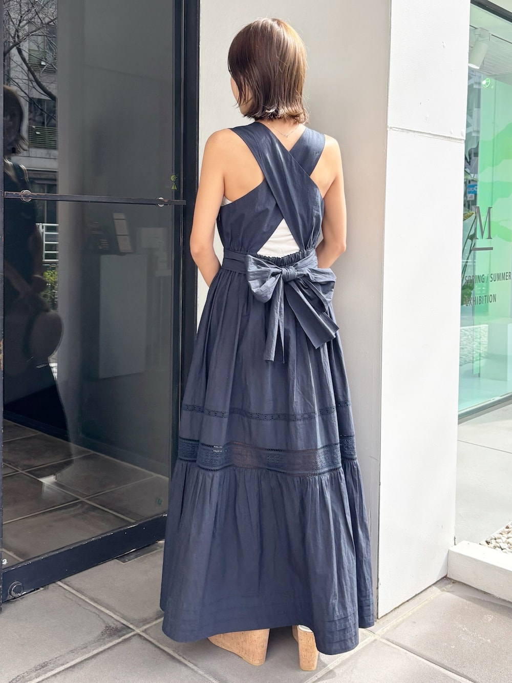 ブルー系のワンピース、その他のサンダルを着用したレディースの春コーディネートの8枚目の写真