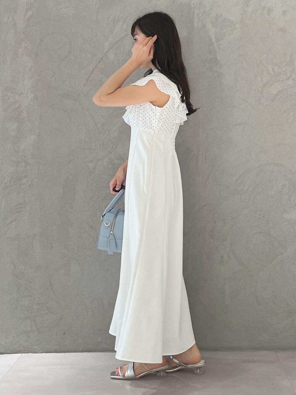 ブルー系のボストンバッグ、シルバー系のサンダル、その他のワンピースを着用したレディースの春コーディネートの4枚目の写真