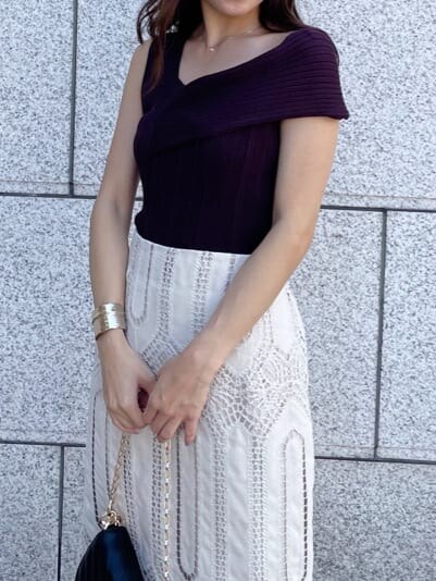 ホワイト系のスカート、ゴールド系のハンドバッグ、ブラック系のその他シューズを着用したレディースの夏コーディネートの2枚目の写真