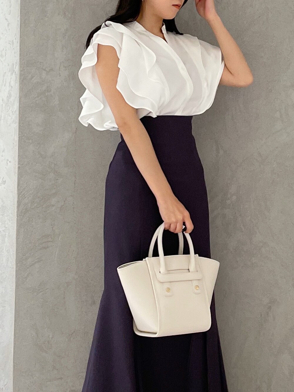 ブラック系のサンダル、ホワイト系のトートバッグ、ホワイト系のシャツ/ブラウスを着用したレディースの春コーディネートの3枚目の写真