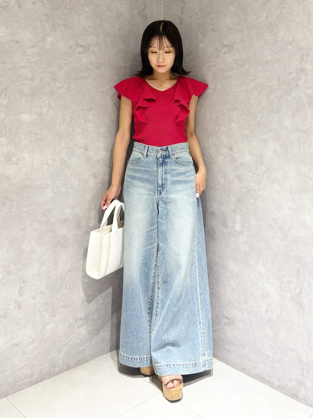 「ワイドパンツ、サンダル、オトナ女子、オトナカジュアル、オトナカワイイ、低身長コーデ、低身長女子、デニム、デニムパンツ、ニット、夏、夏コーデ」｜「Levi'sのLevis RIBCAGE WIDE LEG（デニムパンツ、ブルー系）」を使った、kaho さん（レディース・151cm）の春コーディネートの6枚目の写真