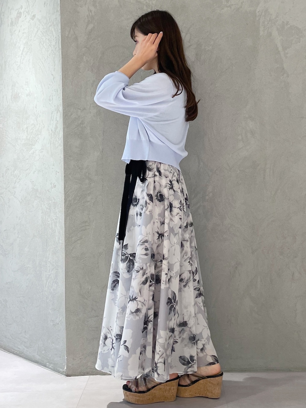 グレー系のワンピース、ブルー系のカーディガン/ボレロ、ブラック系のサンダルを着用したレディースの夏コーディネートの4枚目の写真