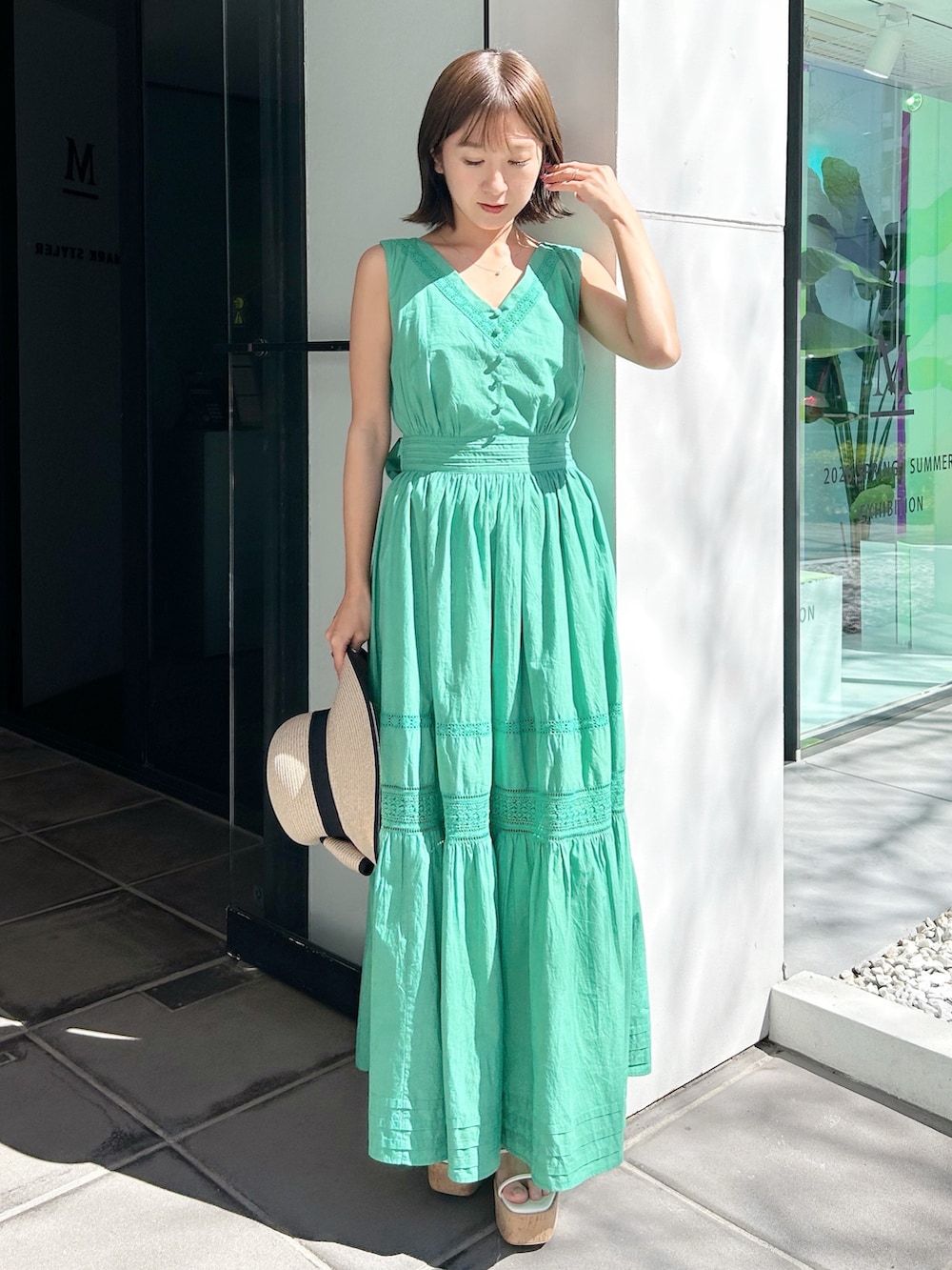 グリーン系のワンピース、その他のサンダルを着用したレディースの春コーディネートの9枚目の写真