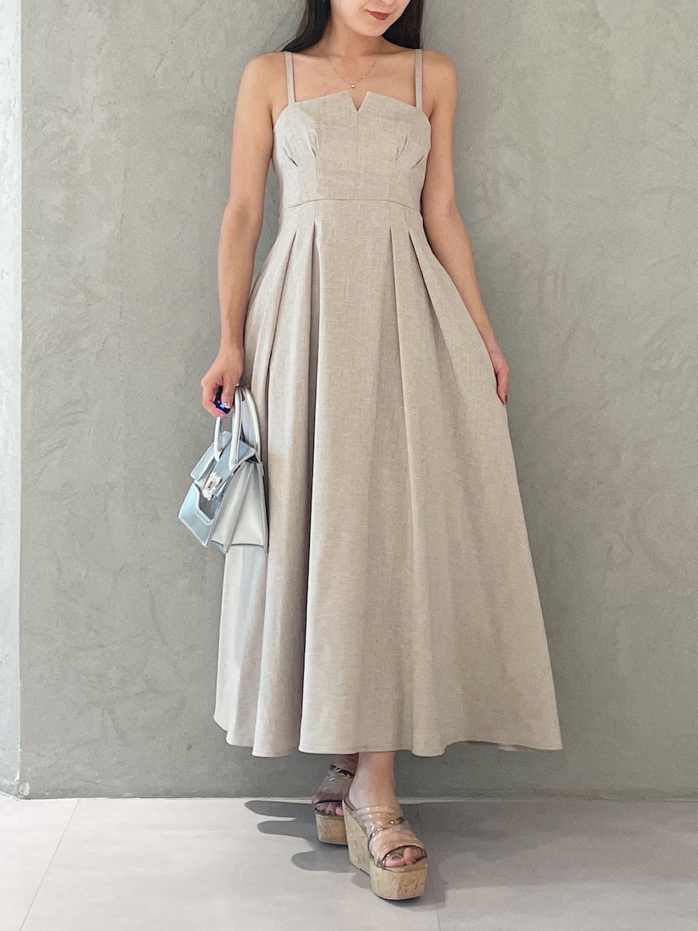 ベージュ系のワンピース、シルバー系のショルダーバッグ、ブラウン系のサンダルを着用したレディースの夏コーディネートの4枚目の写真