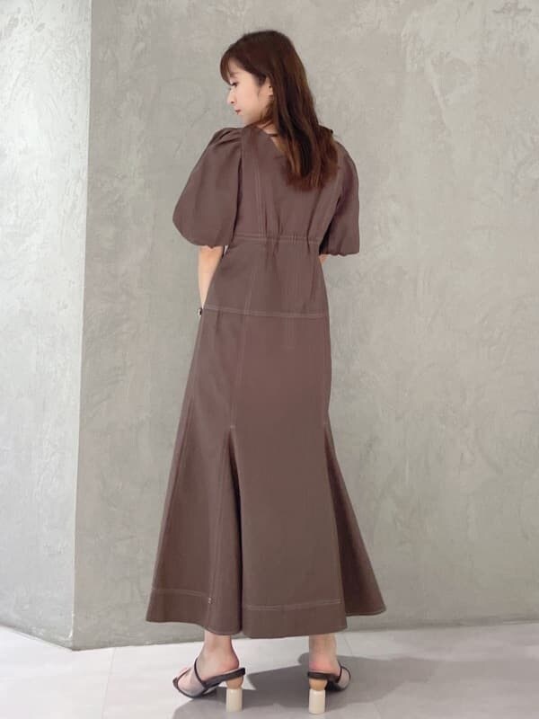 ブラウン系のワンピースを着用したレディースの夏コーディネートの3枚目の写真